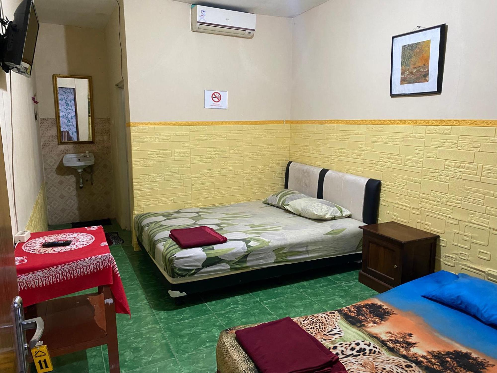 Parikesit Guest House Yogyakarta Exterior photo