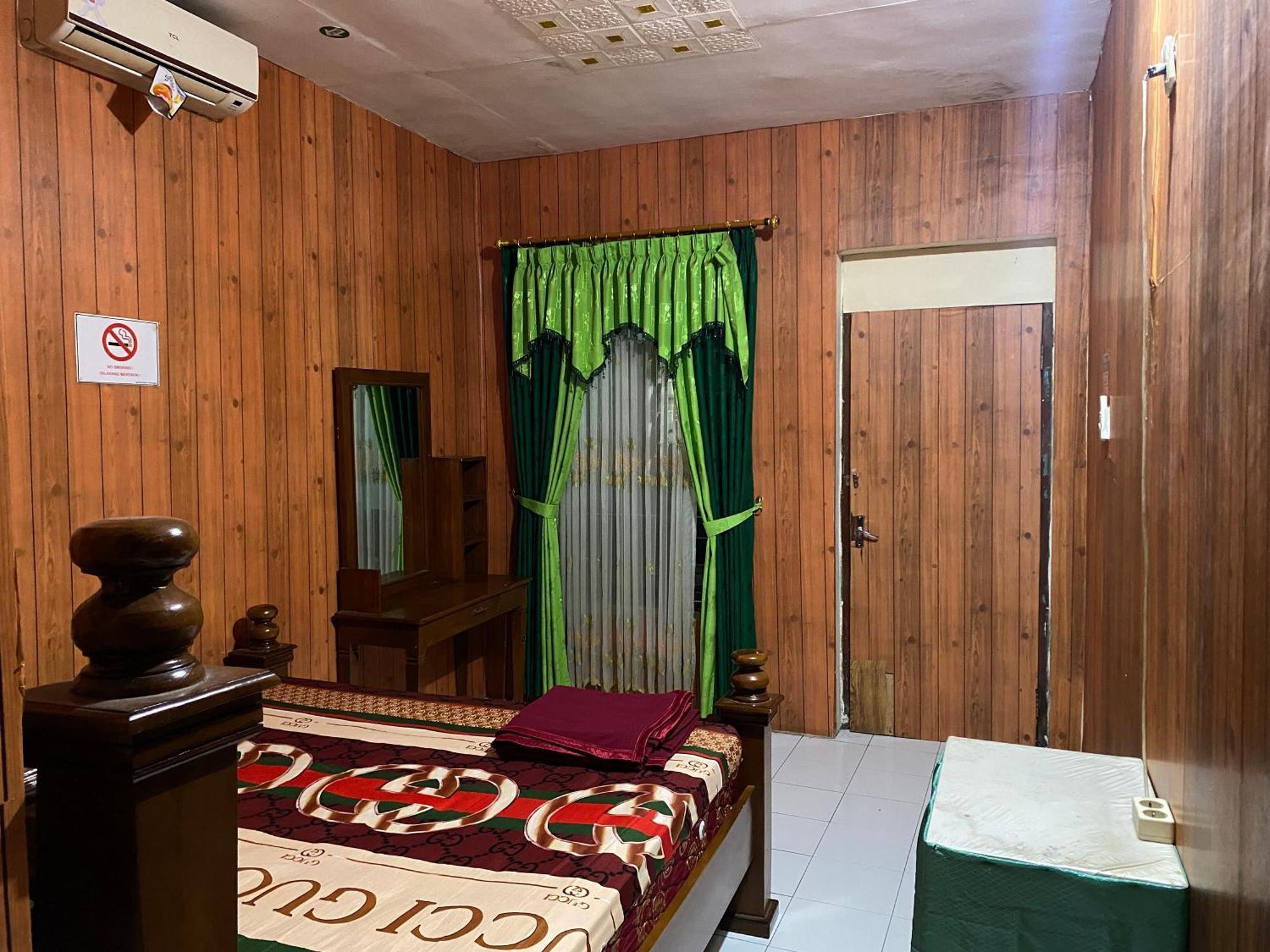 Parikesit Guest House Yogyakarta Exterior photo