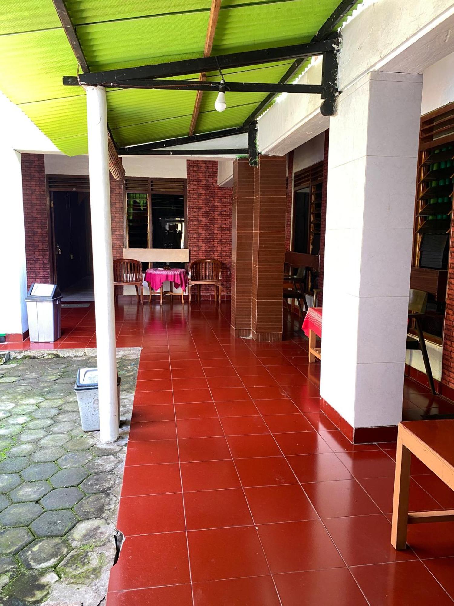 Parikesit Guest House Yogyakarta Exterior photo