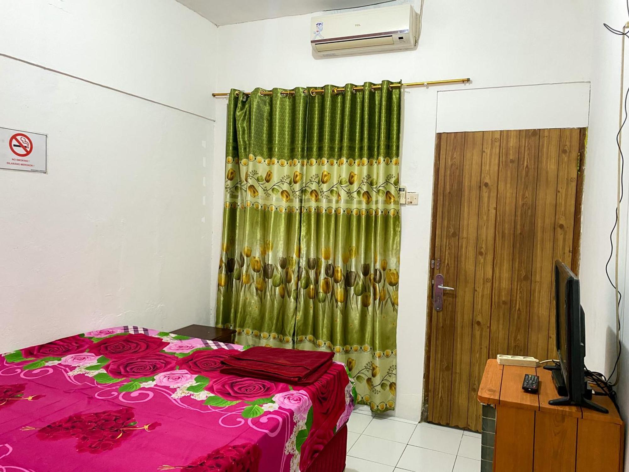 Parikesit Guest House Yogyakarta Exterior photo